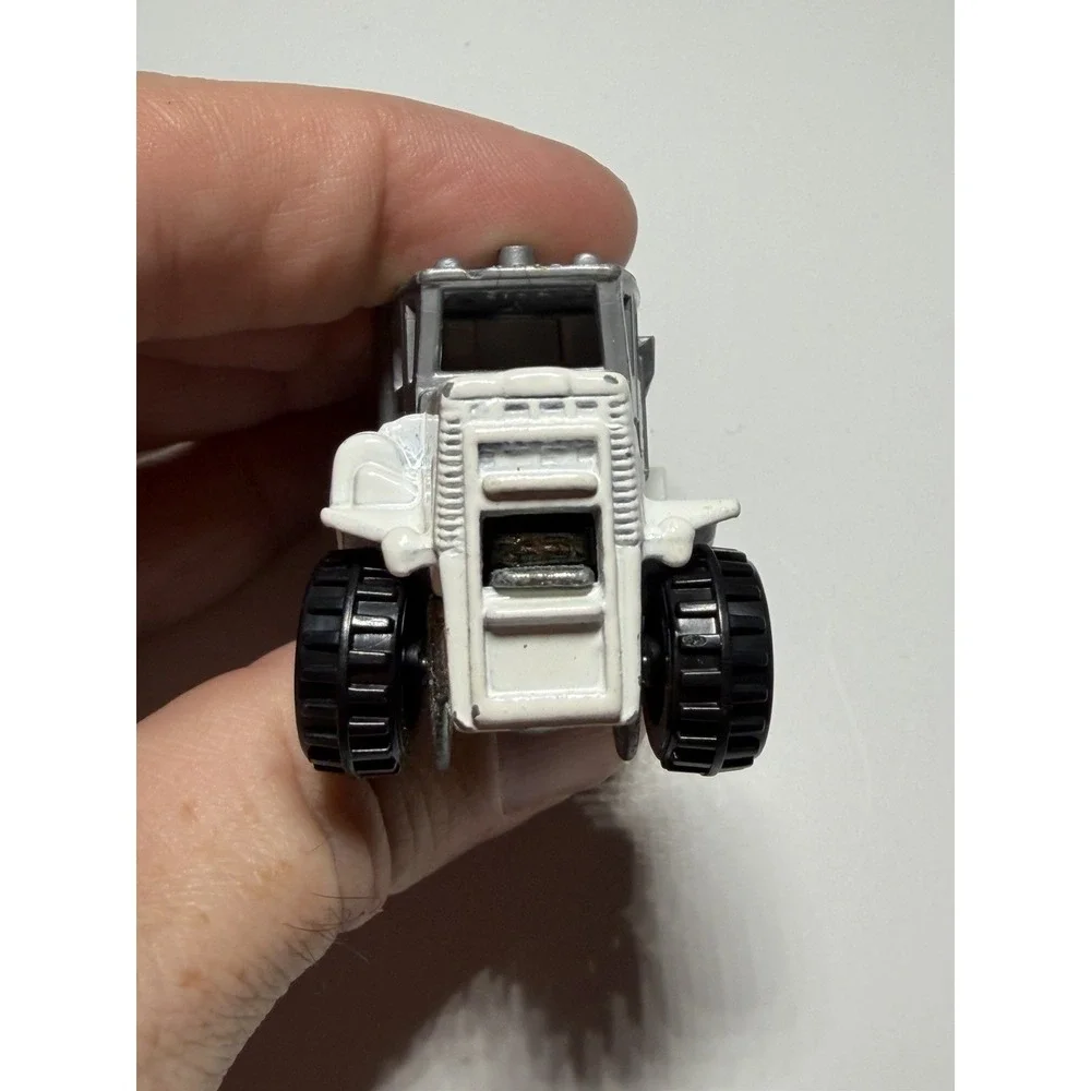 Hot Wheels 1:64 Oshkosh Snow Plow Avalanche Express Diecast Truck White Gray